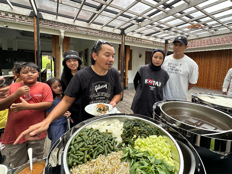 Tiba di Banyuwangi, Band Kotak Disambut Kuliner Otentik Pecel Rawon