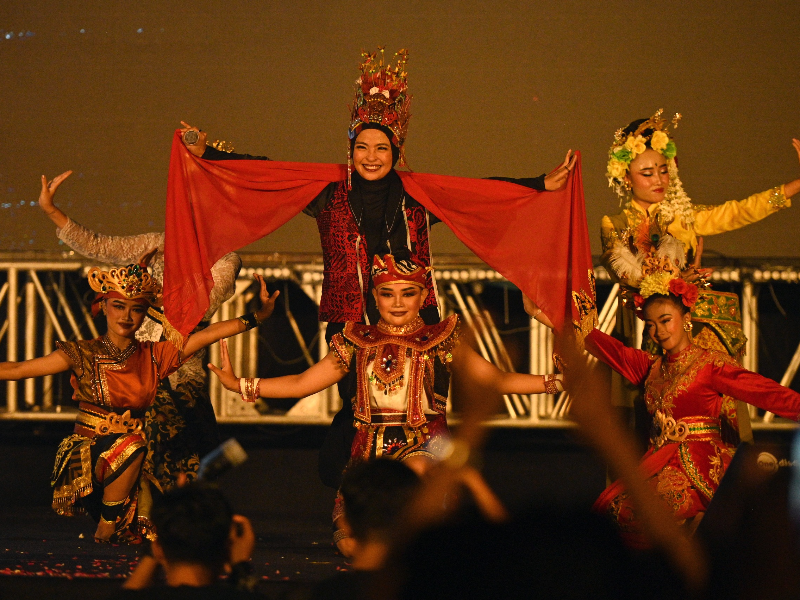 Hari Jadi Banyuwangi ke-254, Tantri Kotak Perform dengan Kostum Penari Gandrung