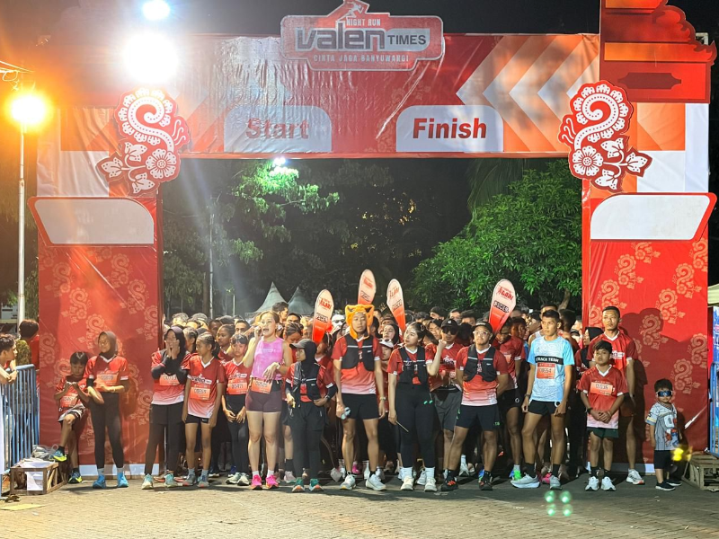 Lautan Merah Padati Pantai Boom Marina di ValenTIMES Night Run 2026