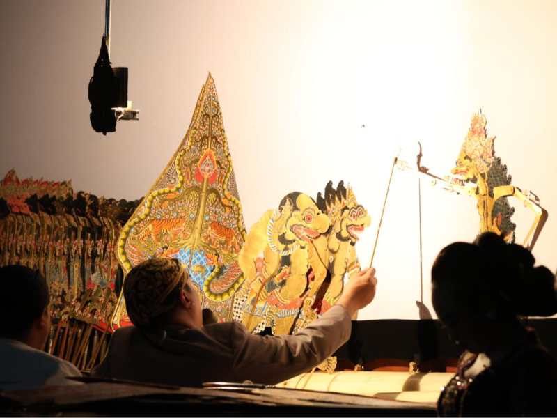 Meriah! Ribuan Warga Padati Taman Blambangan Tonton Wayang Kulit HUT Bhayangkara ke-80