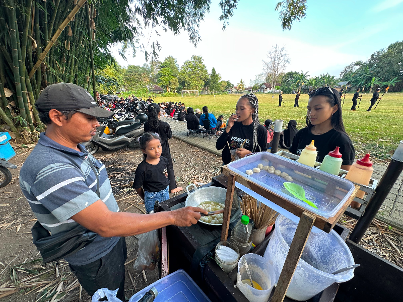 Latihan Koreografi BEC 2026 di Srono Bawa Berkah, Pedagang Camilan Panen Cuan