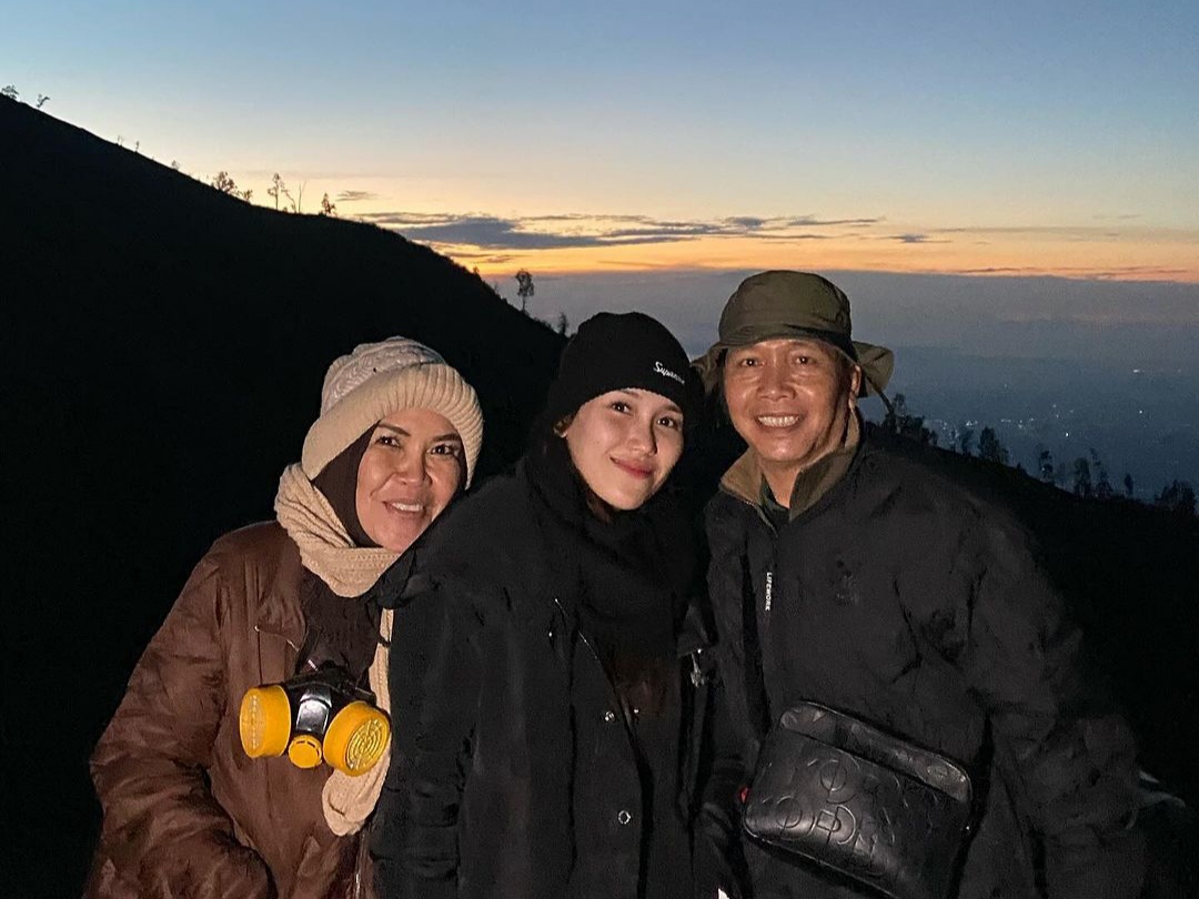 Umi Kulsum, Ayu Ting Ting, Abdul Rozak saat menikmati sunrise di puncak Ijen