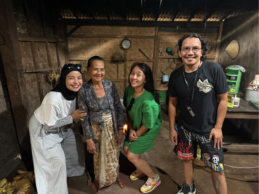 personil Kotak Band sedang di dapur rumah warga Desa Kemiren