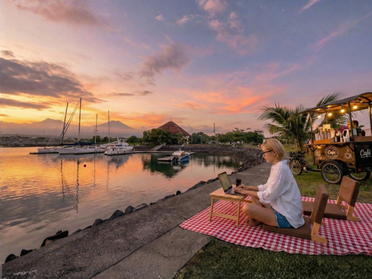 bersantai sambil bekerja di Pantai Boom Marina