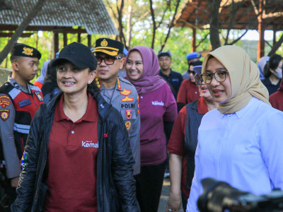 Berkunjung ke Banyuwangi, Ibu Kapolri Melepas Tukik di Pantai Cemara