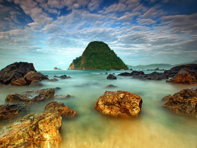 Dibalik Eksotisnya Pulau Merah, Jejak Daratan dan Kawasan Pegunungan Pertama di Geopark Ijen