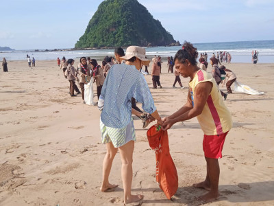 Peduli Pulau Merah, Warga dan Wisatawan Bahu-membahu Bersihkan Sampah Kiriman