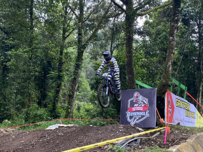 Ratusan Pembalap Adu Skill di Banyuwangi Ijen Geopark Downhill 
