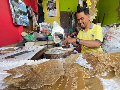 Jelang Gandrung Sewu, Pengrajin Omprog Banjir Pesanan 