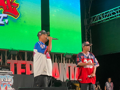 Ribuan Lautan Orang Larut dalam Festival Musik Tepi Pantai Banyuwangi