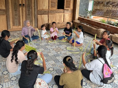 Lestarikan Budaya, Bocah-Bocah di Banyuwangi Belajar Menganyam Ketupat