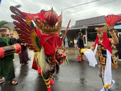 Di Bawah Rintik Hujan, Barong Ider Bumi 2025 Berlangsung Khidmat