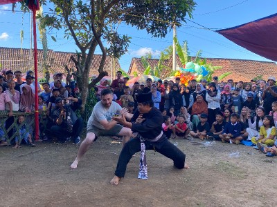 Wisman Asal Chili Unjuk Kebolehan di Tradisi Mencak Sumping 2025 di Banyuwangi
