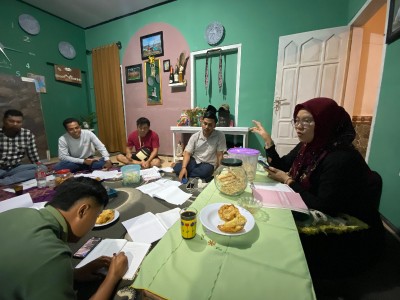 Dibanjiri Wisman Asal China, Guide Kawah Ijen Banyuwangi Serius Belajar Bahasa Mandarin