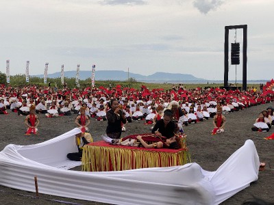 Penuh Haru, Penari Gandrung 'Diwisuda' Sebelum Guncang Panggung Gandrung Sewu 2025