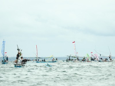 Meriah! Kapal Nelayan Iringi Ritual Petik Laut Mandar di Banyuwangi