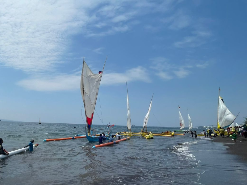 Peserta Lomba Perahu Layar Sukses Taklukan Ombak Selat Bali 
