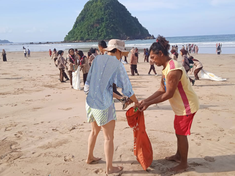 Peduli Pulau Merah, Warga dan Wisatawan Bahu-membahu Bersihkan Sampah Kiriman
