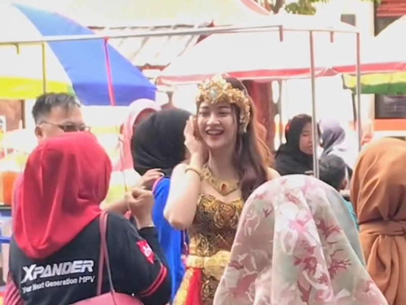 Dara Sarasvati Memukau Pengunjung Banyuwangi Creative Market dengan Kostum ala Putri Sritanjung