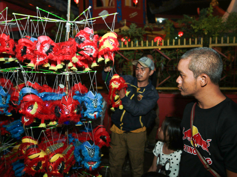 Pernak Pernik Khas Tionghoa Pun Jadi Sasaran Pengunjung Festival Pecinan Banyuwangi