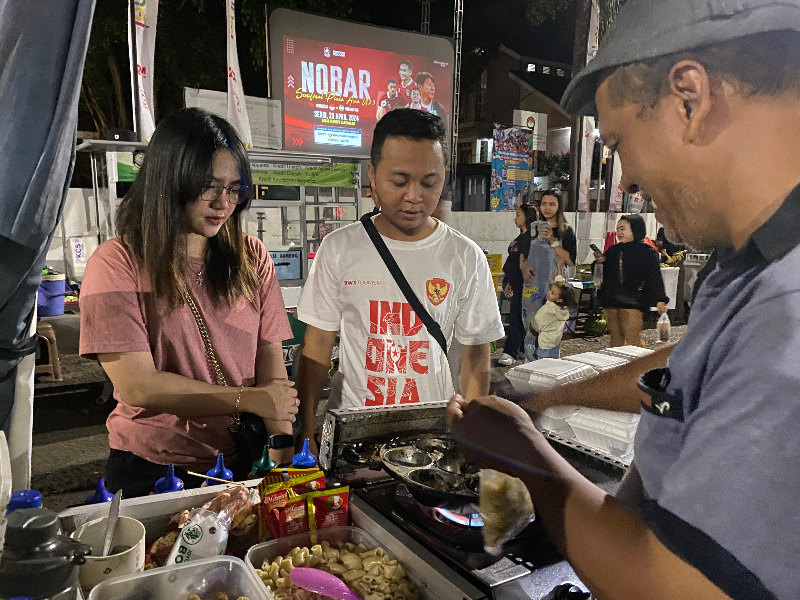 Keseruan Nobar di Pendopo, Pedagang Banjir Rezeki