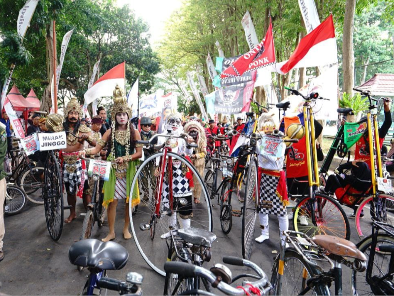 Ribuan Penggemar Sepeda Tua Kumpul di Festival Onthel Nusantara Banyuwangi