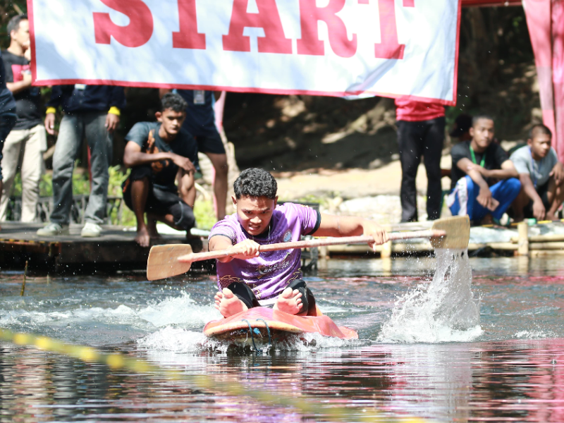 Ratusan Peserta Adu Cepat Dayung Kano di Pantai Cacalan, Perebutkan Piala Bupati Banyuwangi