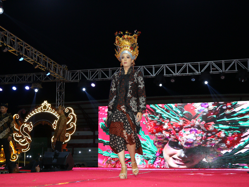 Penampilan Banyuwangi Batik Fashion Pukau Madura Culture Festival 2024