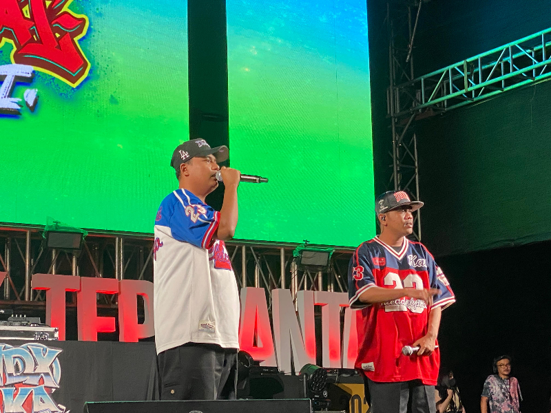 Ribuan Lautan Orang Larut dalam Festival Musik Tepi Pantai Banyuwangi