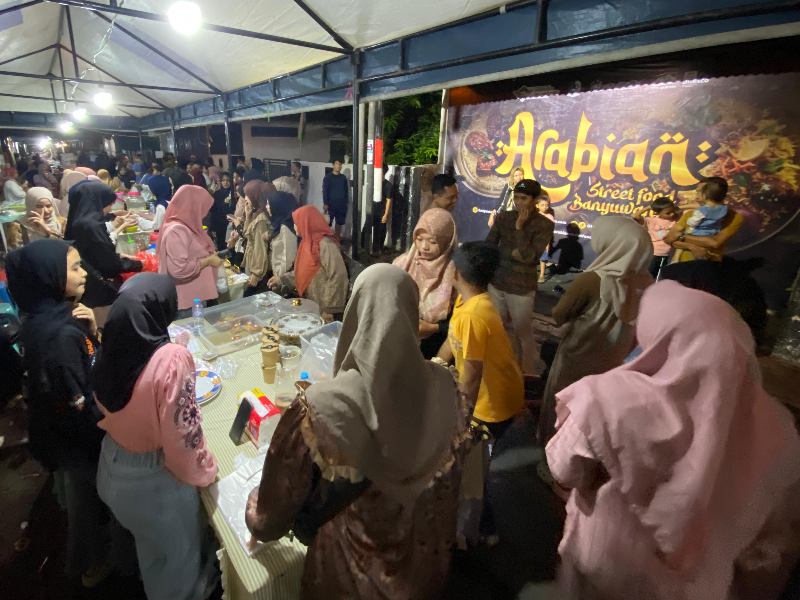 Mbludak! Pengunjung Arabian Street Food Banyuwangi Antusias Belanja Kuliner Khas Timur Tengah