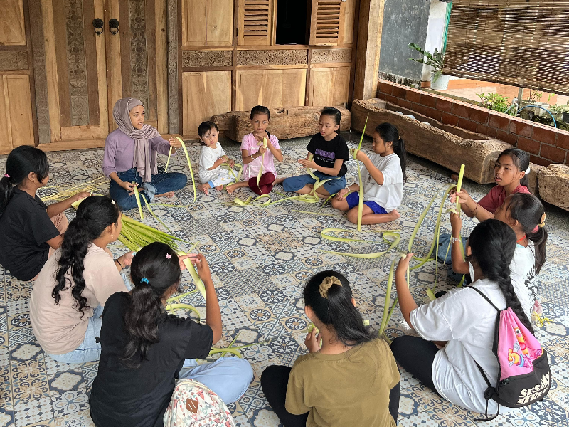 Lestarikan Budaya, Bocah-Bocah di Banyuwangi Belajar Menganyam Ketupat