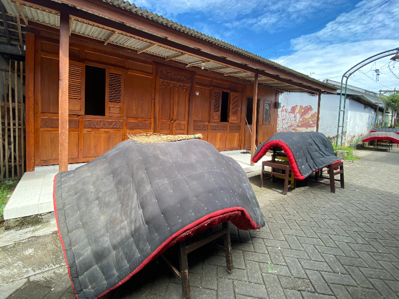 Tradisi Mepe Kasur, Warga Desa Kemiren Banyuwangi Jemur Ribuan Kasur