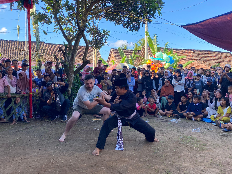Wisman Asal Chili Unjuk Kebolehan di Tradisi Mencak Sumping 2025 di Banyuwangi