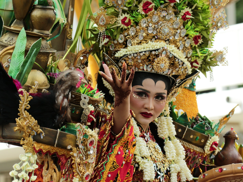 Kemeriahan Presentasi Kostum Banyuwangi Ethno Carnival (BEC) 2025 Warnai Gesibu Blambangan
