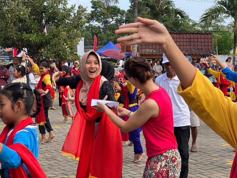 Wisatawan Prancis Terpukau Ikut Pilih Penari di Hari Terakhir Seleksi Gandrung Sewu 2025