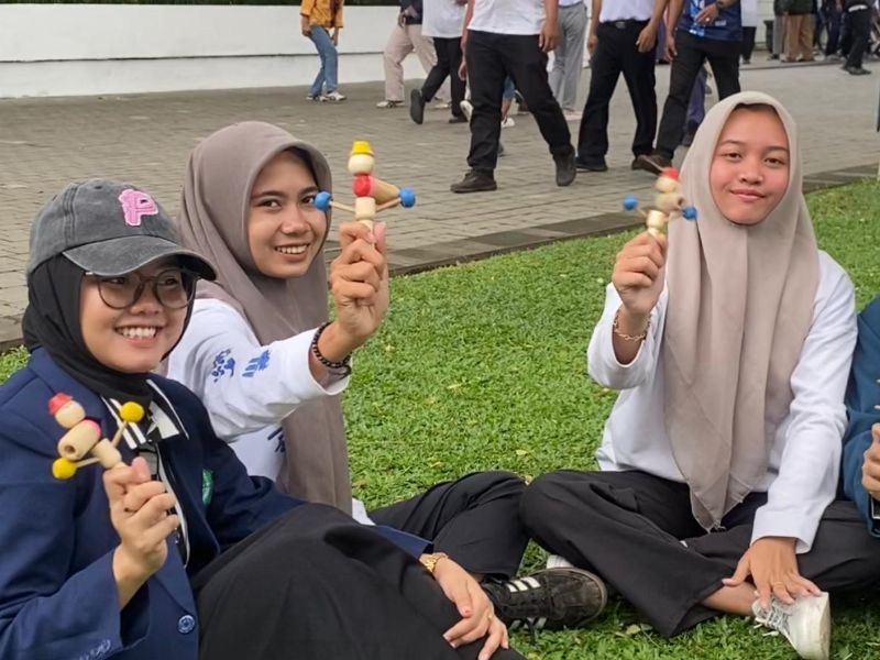 Mainan Bambu Tradisional Curi Perhatian di TdBI 2025: Warisan Budaya Bangkit di Panggung Dunia