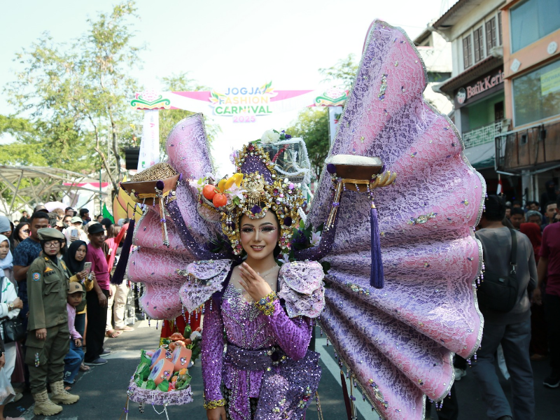 Parade BEC "Ngelukat" Hipnotis Ribuan Penonton Jogja Fashion Carnival 2025
