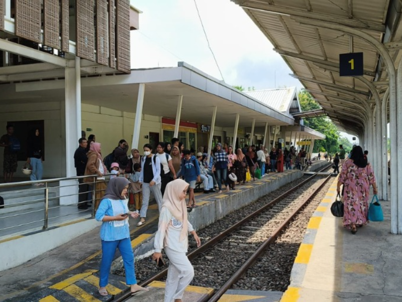 Jadi Destinasi Favorit Liburan Isra Miraj, Puluhan Ribu Penumpang Padati Seluruh Stasiun Kereta Api di Banyuwangi