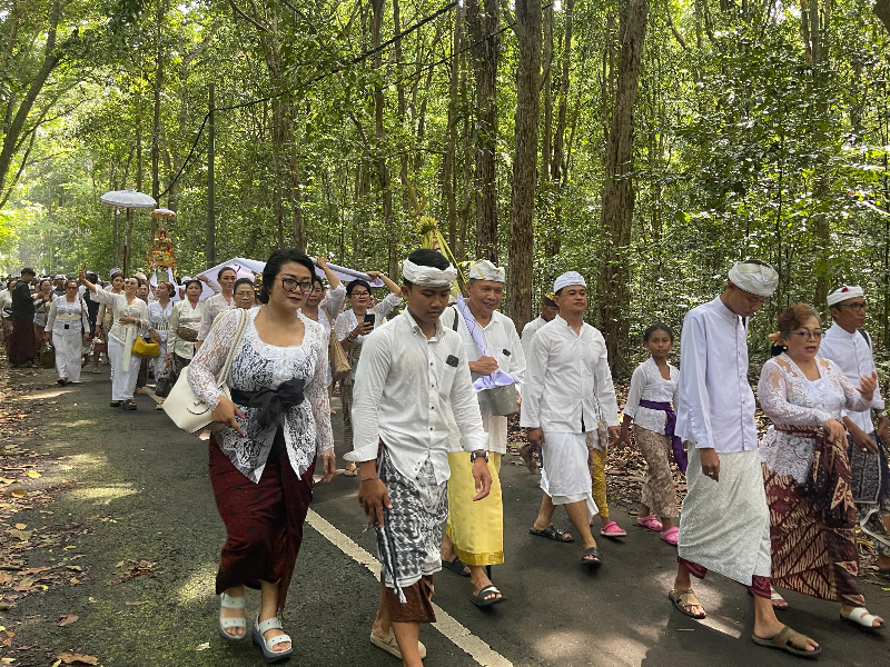 Sakral! Ribuan Umat Hindu Rayakan Pagerwesi di Pura Luhur Giri Salaka Banyuwangi