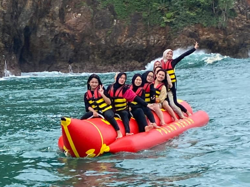 Pulau Merah Hadirkan Sensasi Watersport dan Jelajah Mini Raja Ampat