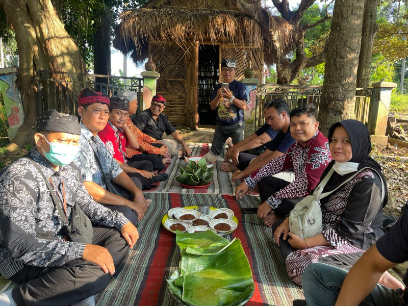 Usung Tema Kembang Dermo, Tim Gandrung Sewu Lakukan Ziarah ke Makam Leluhur Seblang